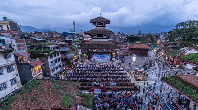 कलाकारहरुले एकै पटक, एउटै चालमा सयौं बाजा बजाए |