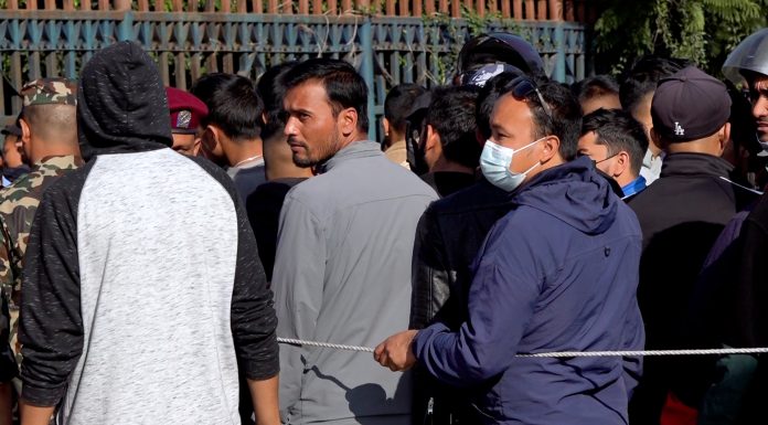 साफ महिला च्याम्पियनसिपको फाइनल भिडन्त हेर्न टिकट किन्नेको लाइन