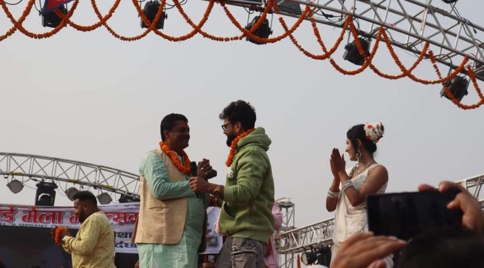 लाखौं दर्शकलाई नचाउँदै माहोल तताए खेसारीलाल यादवले ।