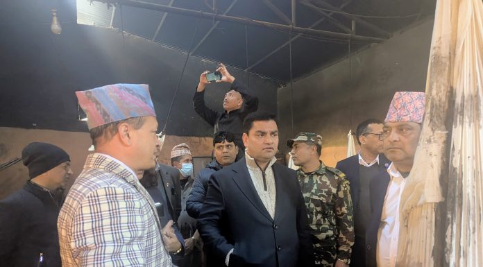 वैद्यखानाको अनुगमन गर्दै मन्त्री पौडेलले भने : ‘तलवका लागि पैसा दिन सक्दैनौं’