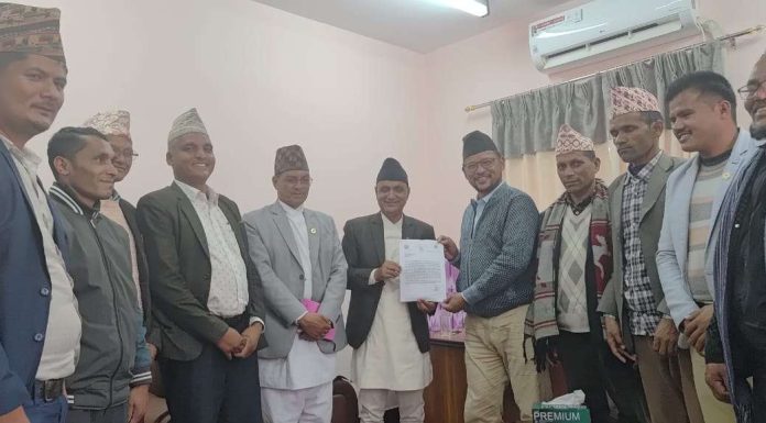 योजना माग्न नरहरिनाथको सर्वदलीय टोली सुर्खेतमा, मुख्यमन्त्रीलाई १० बुँदे माग पत्र बुझायो