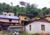 विनाशकारी भूकम्पको पीडा बिर्सँदै, पूरानै असुरक्षित घरमा बस्दै